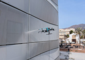 El Ayuntamiento incorpora un sistema pionero de uso de drones para la limpieza de las fachadas del Mirador El Carmen
