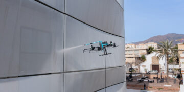 El Ayuntamiento incorpora un sistema pionero de uso de drones para la limpieza de las fachadas del Mirador El Carmen