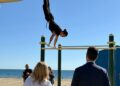 Fuengirola fomenta la práctica deportiva en la playa con nuevos elementos de calistenia y tonificación física