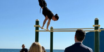 Fuengirola fomenta la práctica deportiva en la playa con nuevos elementos de calistenia y tonificación física