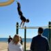 Fuengirola fomenta la práctica deportiva en la playa con nuevos elementos de calistenia y tonificación física