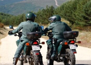 Un vehículo se da a la fuga en Manilva y atropella a dos guardias civiles