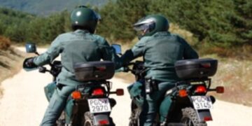 Un vehículo se da a la fuga en Manilva y atropella a dos guardias civiles