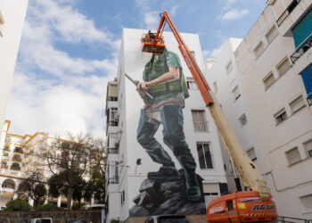 El Ayuntamiento de Estepona restaura uno de los murales artísticos de mayores dimensiones de España