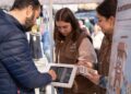 La campaña para enseñar el uso de los más de 200 contenedores marrones llega a las calles de Benalmádena