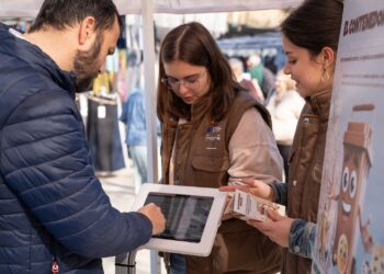 La campaña para enseñar el uso de los más de 200 contenedores marrones llega a las calles de Benalmádena