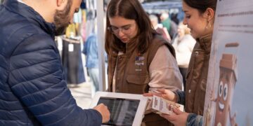 La campaña para enseñar el uso de los más de 200 contenedores marrones llega a las calles de Benalmádena