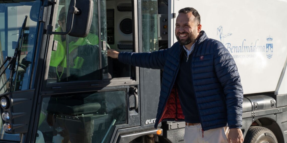 El Ayuntamiento de Benalmádena adquiere dos novedosos vehículos con decapadora para la limpieza de los pavimentos más porosos