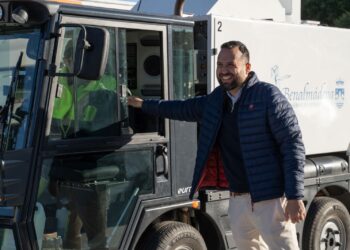 El Ayuntamiento de Benalmádena adquiere dos novedosos vehículos con decapadora para la limpieza de los pavimentos más porosos