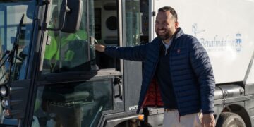 El Ayuntamiento de Benalmádena adquiere dos novedosos vehículos con decapadora para la limpieza de los pavimentos más porosos