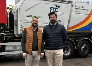 Incorporado otro camión de carga bilateral a la nueva flota del servicio de recogida de RSU de Benalmádena