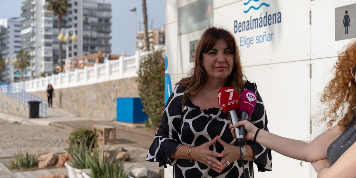 Benalmádena invierte cerca de medio millón de euros en la instalación de pasarelas modernas en las playas