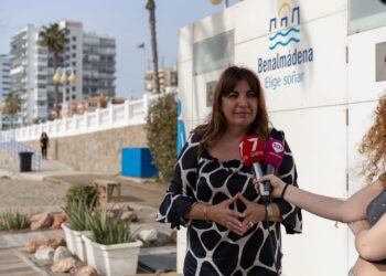 Benalmádena invierte cerca de medio millón de euros en la instalación de pasarelas modernas en las playas