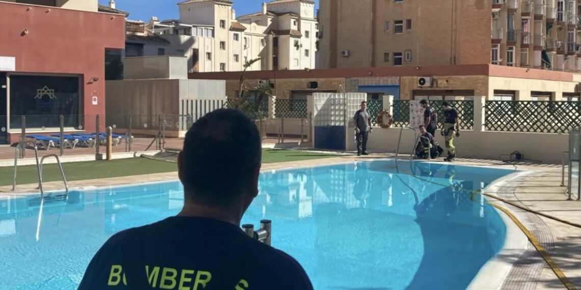 Benalmádena recibe 440.000 litros de agua con el vaciado de piscinas, que servirán para riego y baldeo