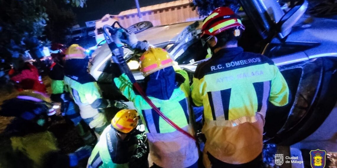 Dos heridos tras volcar su vehículo en la carretera Azucarera-Intelhorce