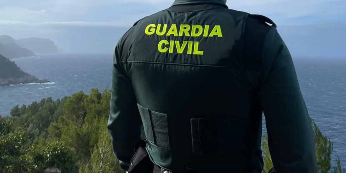 Un vehículo se da a la fuga en Manilva y atropella a dos guardias civiles