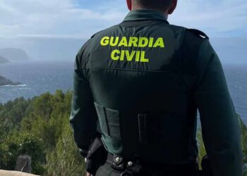 Un vehículo se da a la fuga en Manilva y atropella a dos guardias civiles