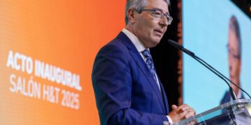 Salado destaca que empleo turístico supone el 18,2% del empleo en la provincia y ha crecido un 6,8%