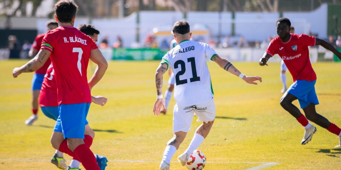 El Juventud de Torremolinos aumenta las dudas del Estepona y se impulsa hasta el liderato