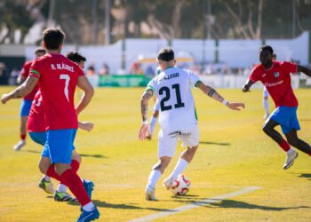 El Juventud de Torremolinos aumenta las dudas del Estepona y se impulsa hasta el liderato