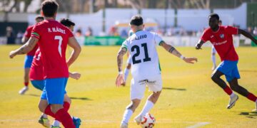 El Juventud de Torremolinos aumenta las dudas del Estepona y se impulsa hasta el liderato