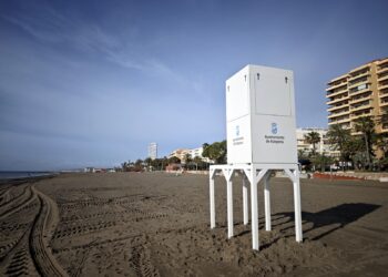 El Ayuntamiento comienza a instalar las nuevas  torres para el servicio de vigilancia y salvamento