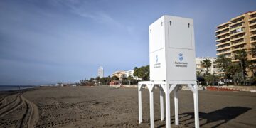 El Ayuntamiento comienza a instalar las nuevas  torres para el servicio de vigilancia y salvamento