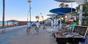 Estepona abre el plazo de solicitudes para el mercadillo artesano de verano en el Paseo Marítimo