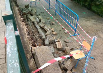 Derrumbe de un muro en el colegio Maicandil de Manilva