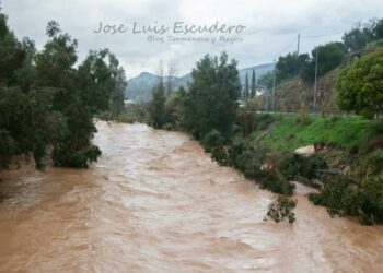 Andalucía acumula 19 ríos en nivel rojo con rescates en helicóptero en Cártama por la subida del Guadalhorce