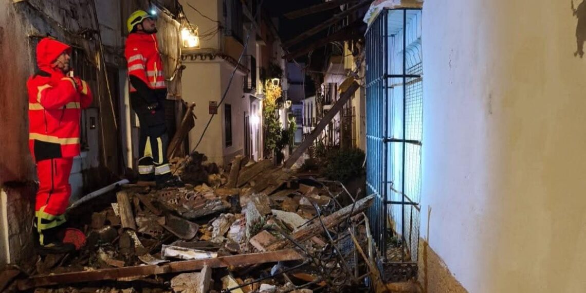 Las fuertes lluvias provocan el desprendimiento de la fachada de una vivienda en Marbella