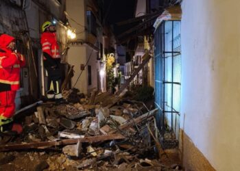 Las fuertes lluvias provocan el desprendimiento de la fachada de una vivienda en Marbella