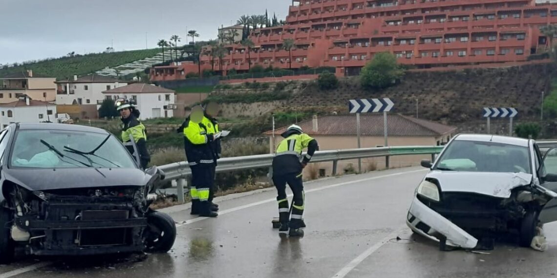 Accidente de tráfico en Manilva: dos vehículos colisionan en la carretera A-377