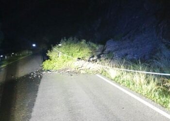 Anegadas algunas carreteras de Casares tras el temporal de la noche