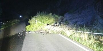 Anegadas algunas carreteras de Casares tras el temporal de la noche