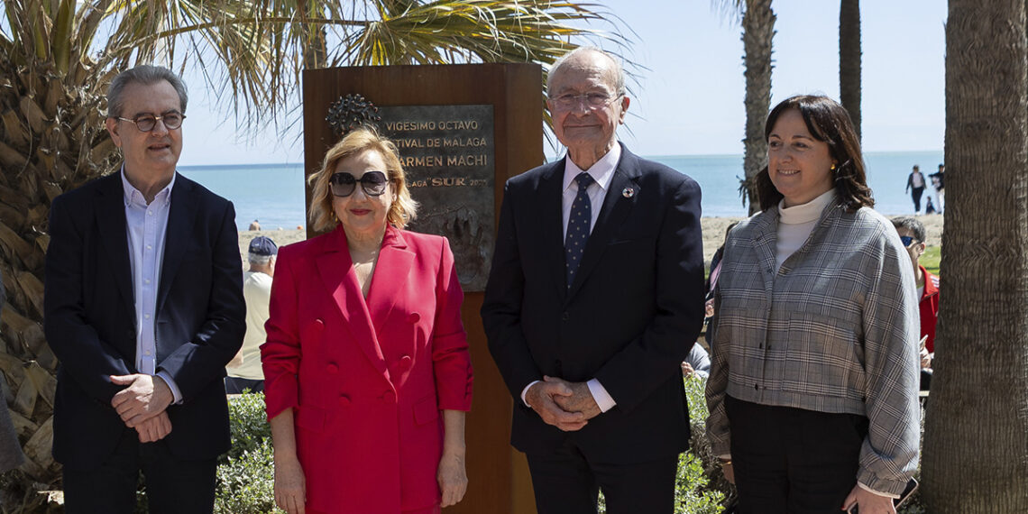 Carmen Machi deja su huella en el Paseo Marítimo Antonio Banderas