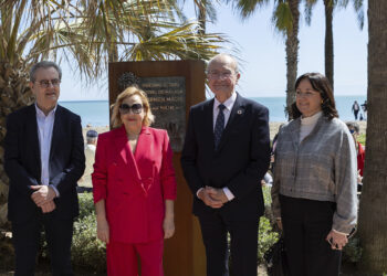 Carmen Machi deja su huella en el Paseo Marítimo Antonio Banderas