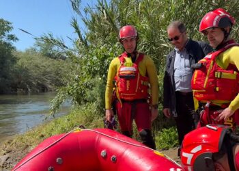 El Ayuntamiento de Mijas refuerza la formación continua de sus bomberos con nuevas prácticas de rescate acuático en el río Gomenaro
