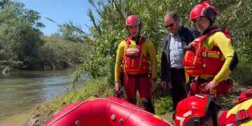 El Ayuntamiento de Mijas refuerza la formación continua de sus bomberos con nuevas prácticas de rescate acuático en el río Gomenaro