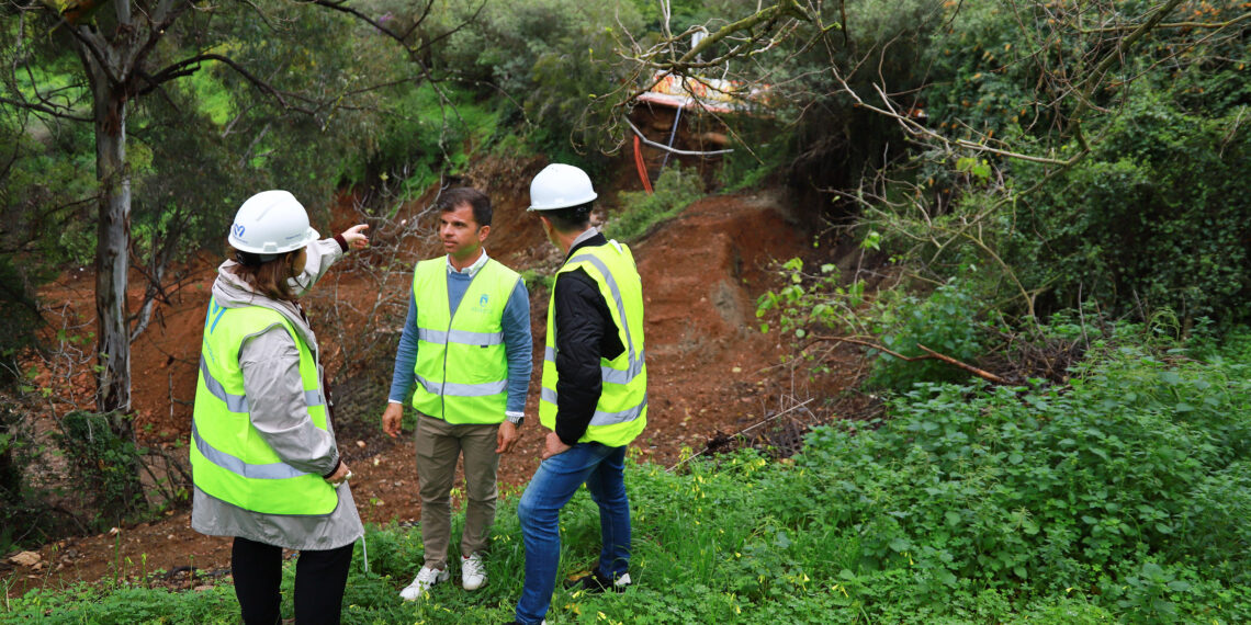 Marbella acomete obras carácter de emergencia en calle Sierra Bermeja tras el desprendimiento de parte de su acerado