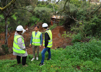 Marbella acomete obras carácter de emergencia en calle Sierra Bermeja tras el desprendimiento de parte de su acerado