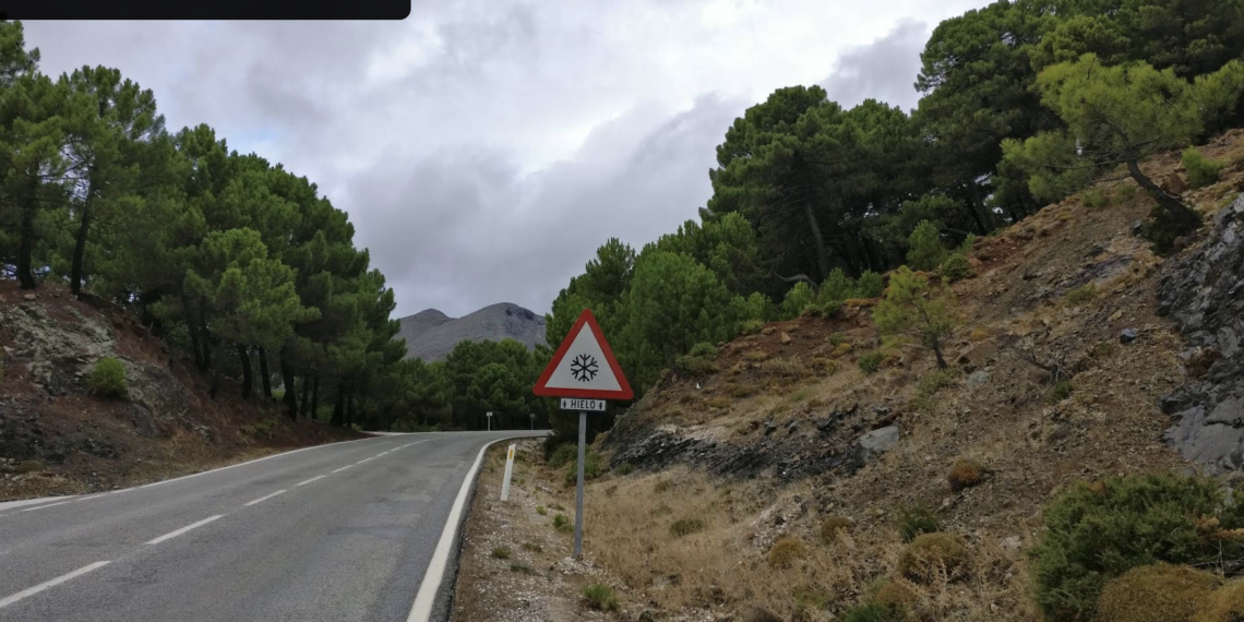 Un desprendimiento obliga el cierre del tráfico en un carril de la A-397 entre Ronda y San Pedro