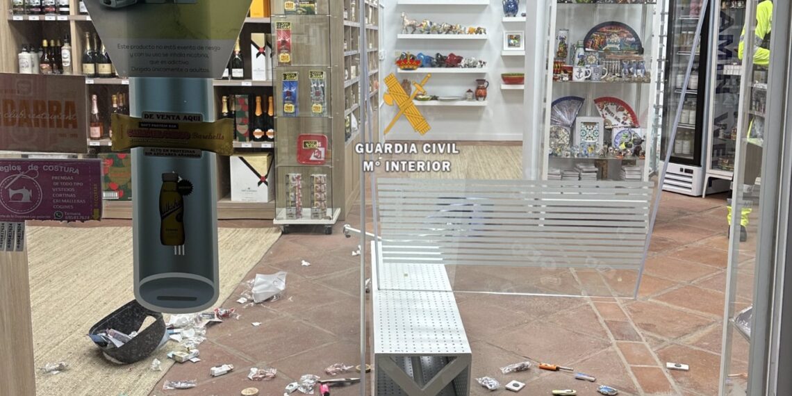 Dos detenidos por robar en un estanco de Casares