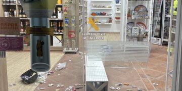 Dos detenidos por robar en un estanco de Casares