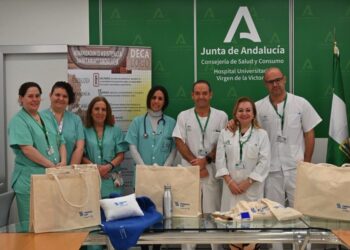 Pacientes oncohematológicos del Hospital Clínico de Málaga reciben un kit de acogida
