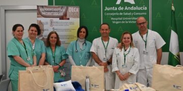 Pacientes oncohematológicos del Hospital Clínico de Málaga reciben un kit de acogida