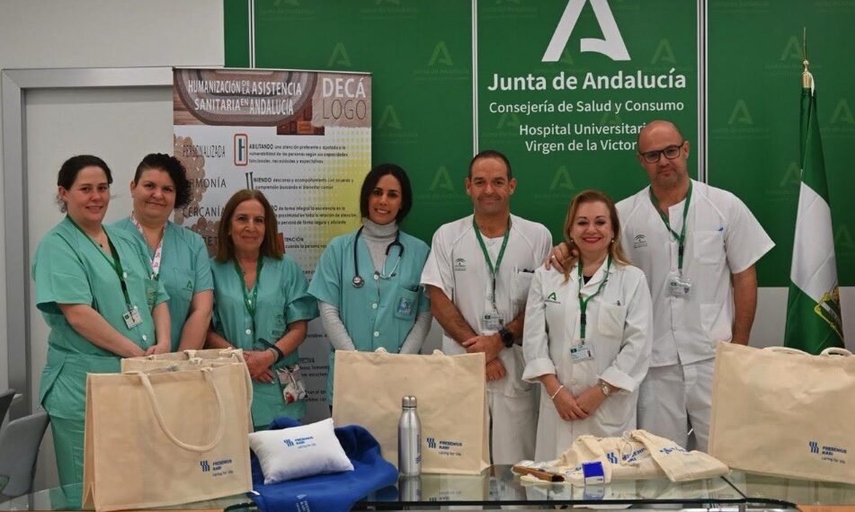 Pacientes oncohematológicos del Hospital Clínico de Málaga reciben un kit de acogida