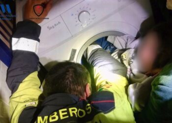 Liberan a una niña de ocho años que había quedado atrapada con las piernas dentro de una lavadora