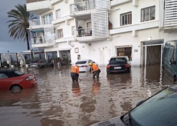 Evacuados seis vecinos de la urbanización Los Pinos de Marbella por la crecida del río Guadaiza