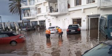Evacuados seis vecinos de la urbanización Los Pinos de Marbella por la crecida del río Guadaiza